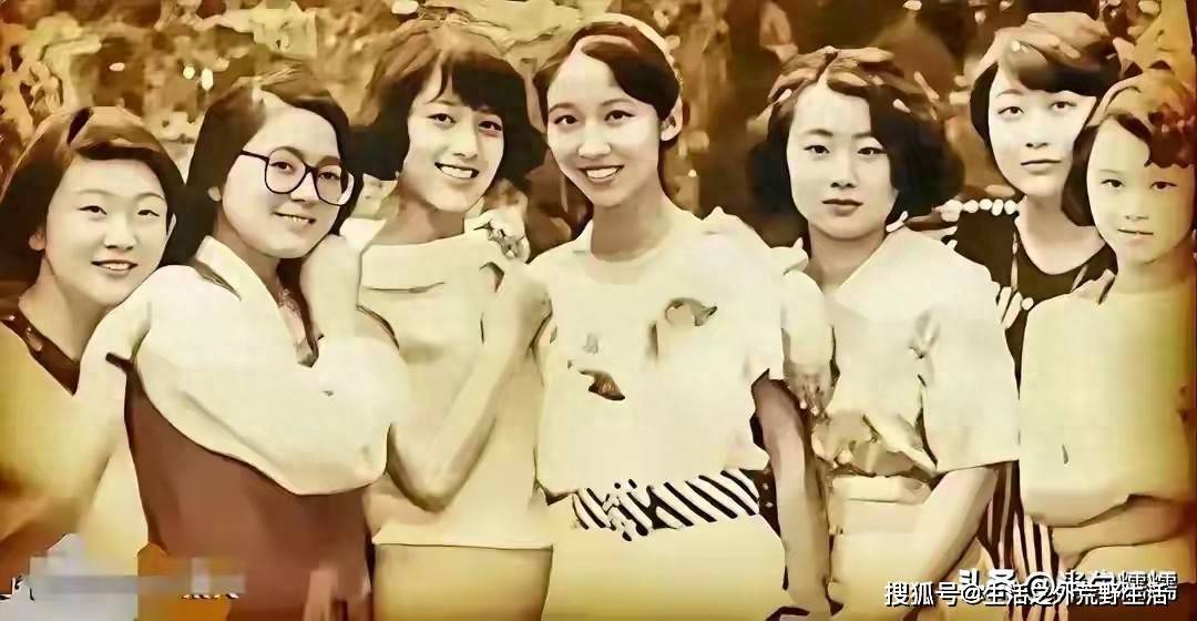 星空体育app下载-九十年代南大合影火了，一眼认出华春莹，学霸气质藏不住