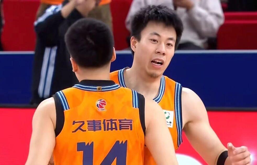 星空体育官方入口-张镇麟被赞第一小前锋，广厦被球迷怒喷软蛋，天津外援拒绝续约！